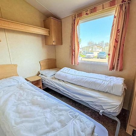 Superb Caravan At Seawick Holiday Park, Sleeps 8 Ref 27202Sw كْلانكتون أون سي المظهر الخارجي الصورة