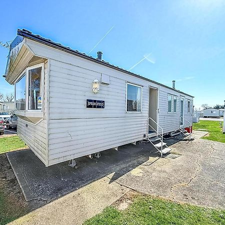 Superb Caravan At Seawick Holiday Park, Sleeps 8 Ref 27202Sw كْلانكتون أون سي المظهر الخارجي الصورة