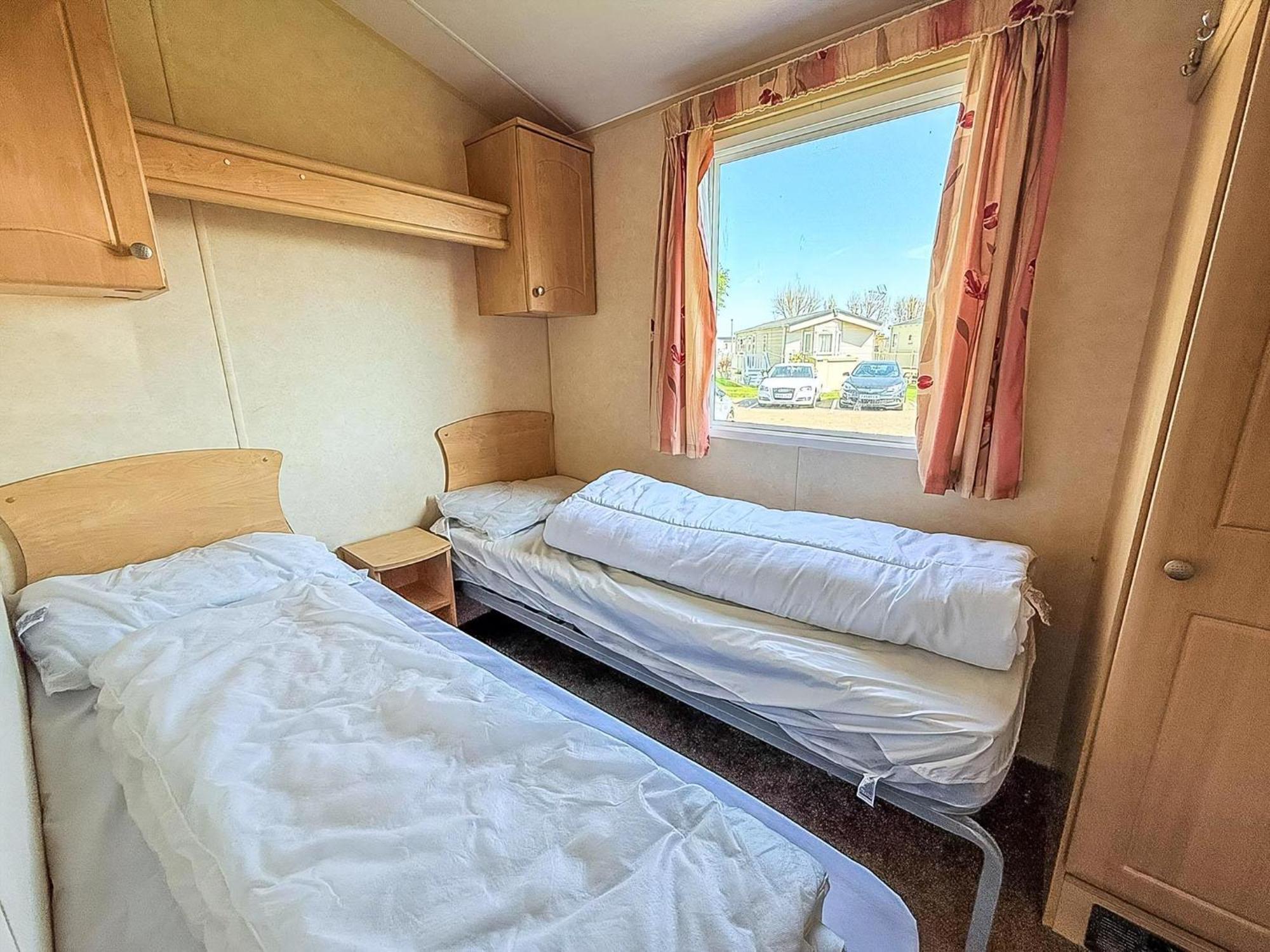 Superb Caravan At Seawick Holiday Park, Sleeps 8 Ref 27202Sw كْلانكتون أون سي المظهر الخارجي الصورة