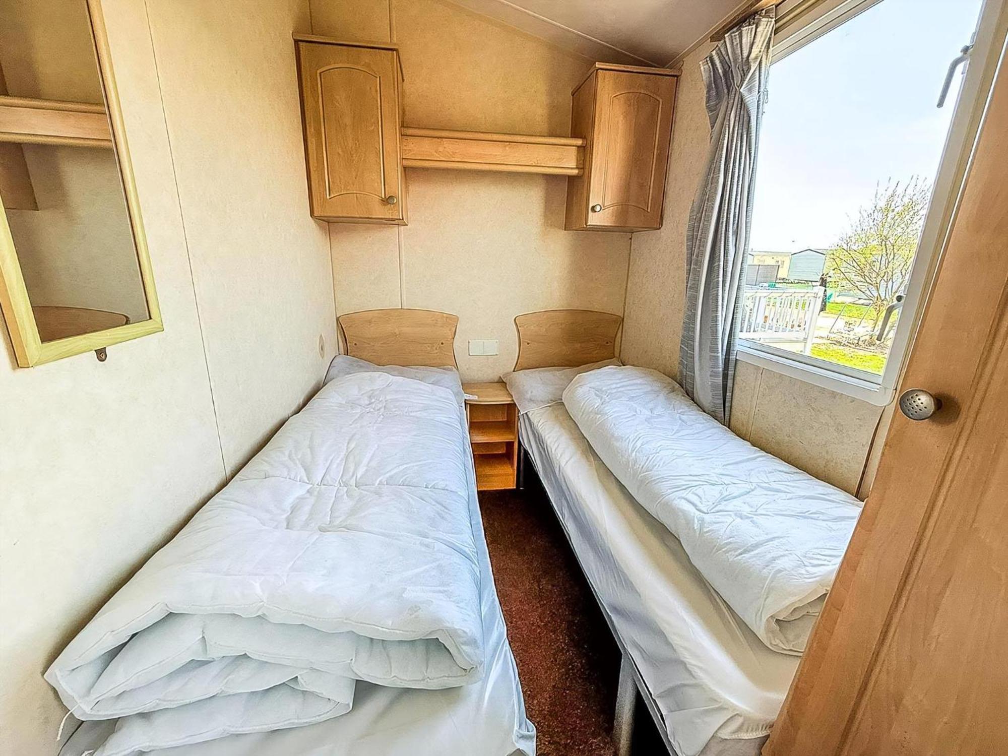 Superb Caravan At Seawick Holiday Park, Sleeps 8 Ref 27202Sw كْلانكتون أون سي المظهر الخارجي الصورة